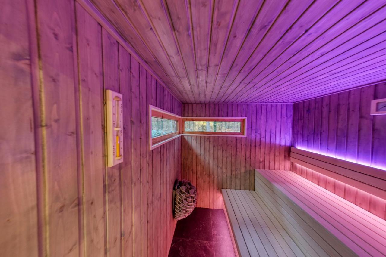 Lodge In Een Bosrijke Omgeving Met Hottub & Sauna Opt Rheezerveen Exterior foto