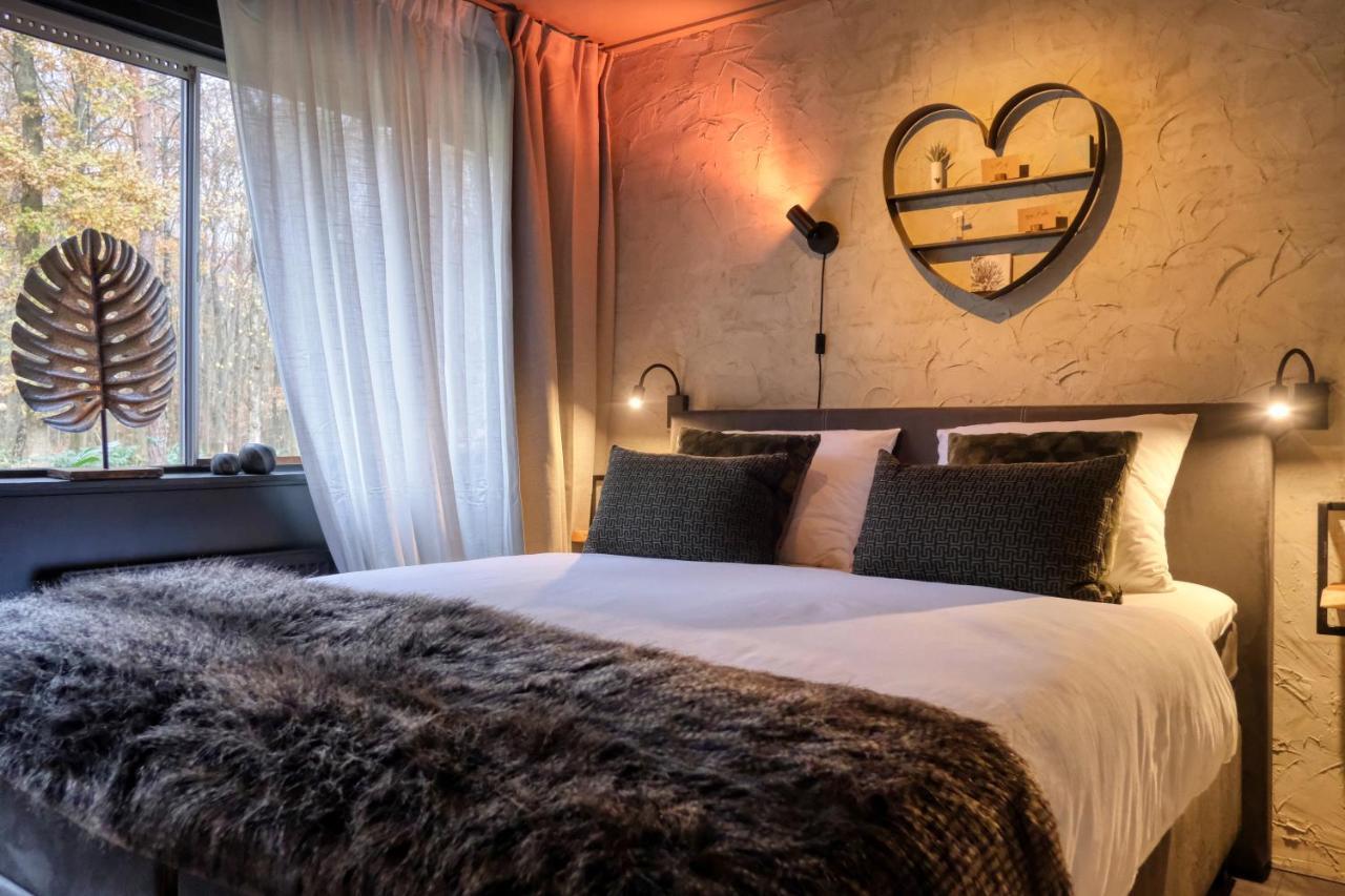 Lodge In Een Bosrijke Omgeving Met Hottub & Sauna Opt Rheezerveen Exterior foto